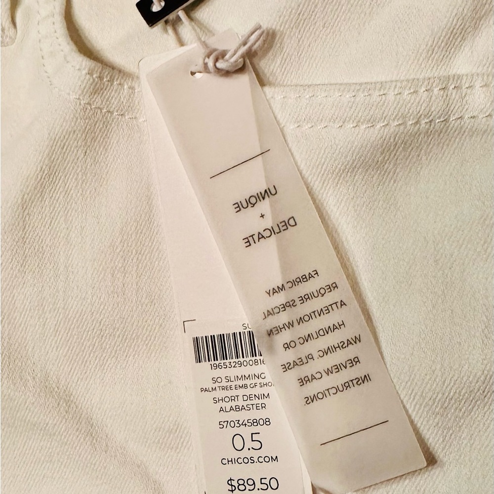 🎁NWT Chico’s White Denim Shorts Gold Detail 6🎁 - Picture 4 of 4